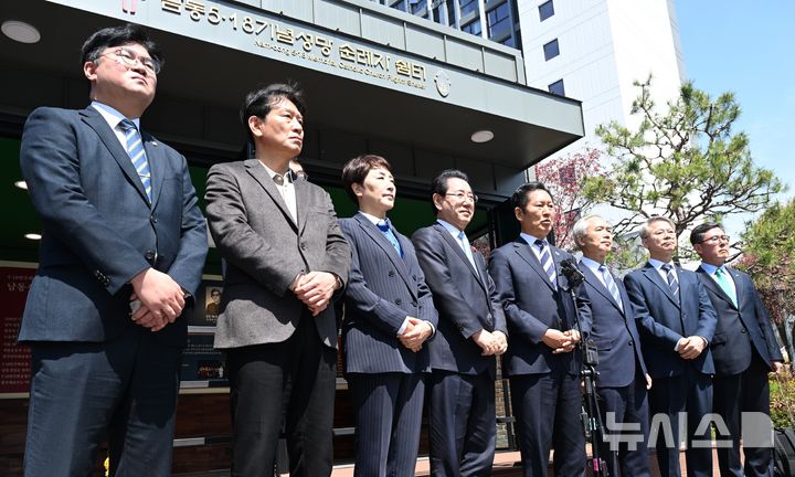 [광주=뉴시스] 이현행 기자 = 더불어민주당 정청래(왼쪽 다섯번째) 대표가 지역 내 국회의원들과 5일 오전 광주 동구 남동5·18기념성당에서 미사 참례 이후 기자회견을 하고 있다. 2026.04.05. lhh@newsis.com