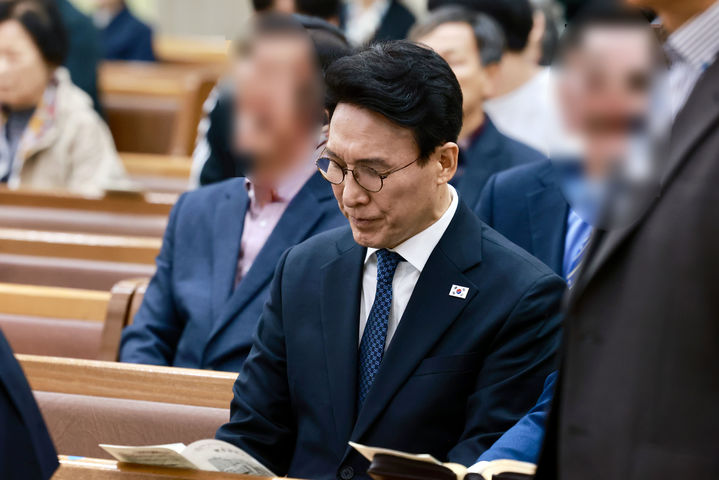 [서울=뉴시스] 김선웅 기자 = 김민석 국무총리가 5일 광주 남구 광주양림교회에서 부활절 예배를 드리고 있다. (사진=총리실 제공) 2026.04.05. photo@newsis.com *재판매 및 DB 금지