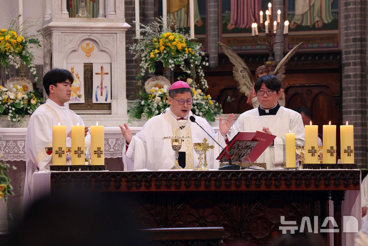[서울=뉴시스] 사진공동취재단 = 천주교 서울대교구장 정순택 대주교가 5일 주교좌 명동대성당에서 '주님 부활절 대축일 미사'를 주례하고 있다. 2026.04.05.. photo@newsis.com 