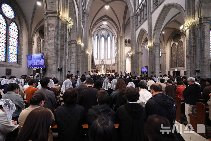 [서울=뉴시스] 사진공동취재단 = 5일 주교좌 명동대성당에서 열린 '주님 부활절 대축일 미사'에 참석한 신자들이 미사를 드리고 있다. 2026.04.05. photo@newsis.ciom