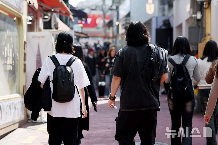 [서울=뉴시스] 김진아 기자 = 기온 상승 시점이 앞당겨지면서 반소매 티셔츠를 찾는 소비자가 늘어나자 패션업계 전반에서 냉감·경량 소재를 앞세운 기능성 제품을 확대하고, 출시 시점과 물량을 앞당기는 등 상품 전략을 재편하고 있다. 사진은 5일 서울 마포구 홍대거리에 반팔을 입은 시민들이 걸어가고 있다. 2026.04.05. bluesoda@newsis.com