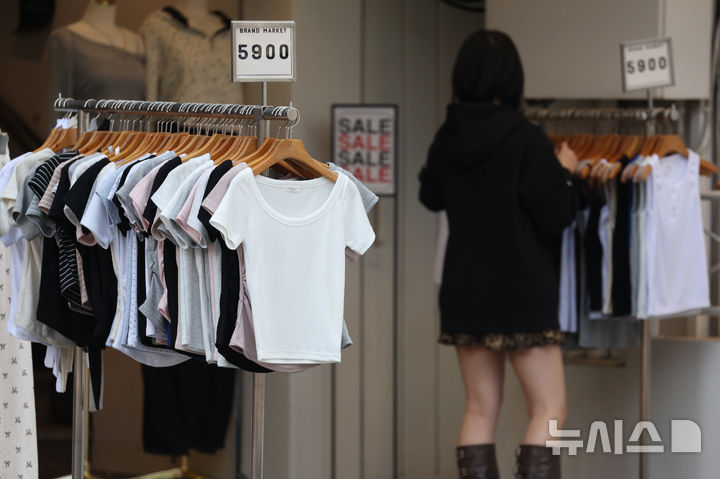 [서울=뉴시스] 김진아 기자 = 지난 5일 서울 마포구 홍대거리에 여름옷이 진열되어 있다. 2026.04.05. bluesoda@newsis.com