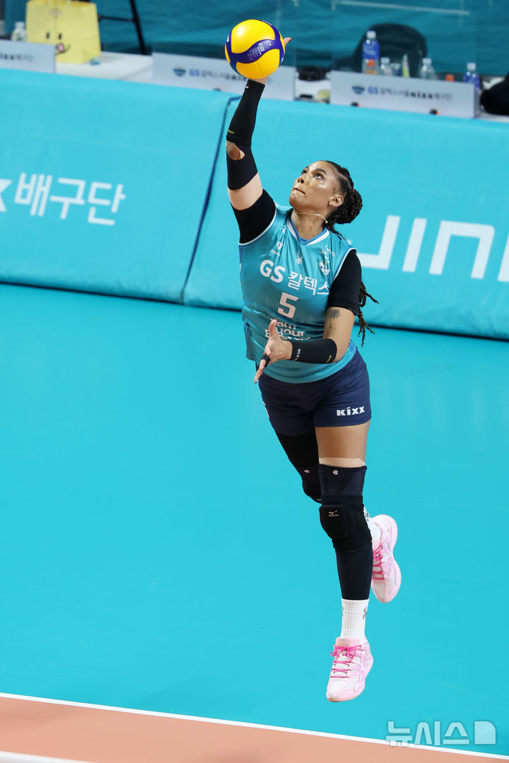 [서울=뉴시스] 이영환 기자 = 5일 오후 서울 중구 장충체육관에서 열린 2025-2026 V-리그 여자부 GS칼텍스와 한국도로공사의 챔피언결정전 3차전, GS 지젤 실바가 서브를 하고 있다. 2026.04.05. 20hwan@newsis.com
