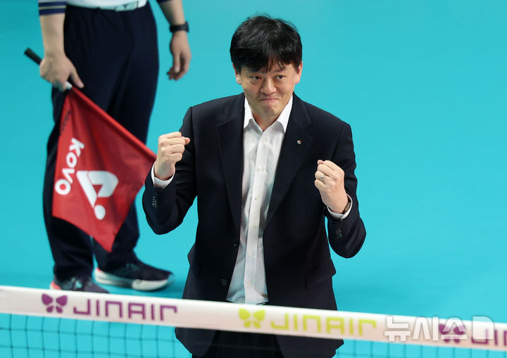 [서울=뉴시스] 이영환 기자 = 5일 오후 서울 중구 장충체육관에서 열린 2025-2026 V-리그 여자부 GS칼텍스와 한국도로공사의 챔피언결정전 3차전, GS 이영택 감독이 주먹을 불끈 쥐고 있다. 2026.04.05. 20hwan@newsis.com