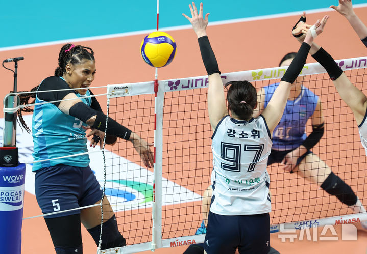 [서울=뉴시스] 이영환 기자 = 5일 오후 서울 중구 장충체육관에서 열린 2025-2026 V-리그 여자부 GS칼텍스와 한국도로공사의 챔피언결정전 3차전, GS 지젤 실바가 공격을 하고 있다. 2026.04.05. 20hwan@newsis.com