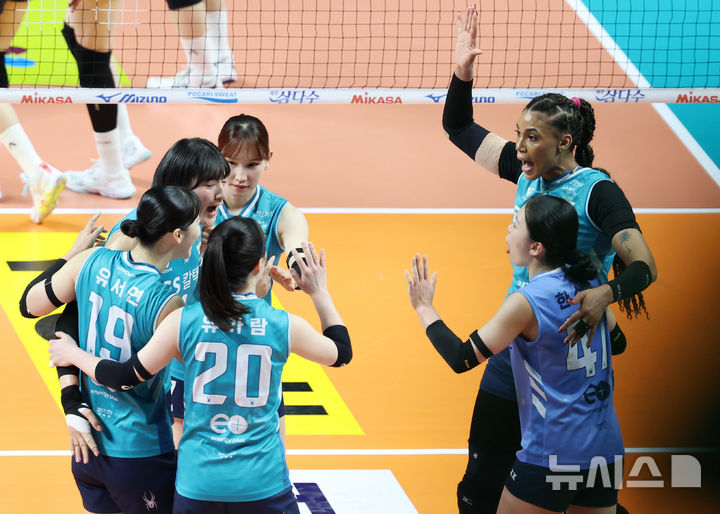 [서울=뉴시스] 이영환 기자 = 5일 오후 서울 중구 장충체육관에서 열린 2025-2026 V-리그 여자부 GS칼텍스와 한국도로공사의 챔피언결정전 3차전, GS 지젤 실바가 득점 후 동료들과 기쁨을 나누고 있다. 2026.04.05. 20hwan@newsis.com