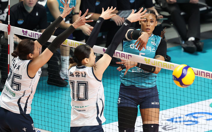 [서울=뉴시스] 이영환 기자 = 5일 오후 서울 중구 장충체육관에서 열린 2025-2026 V-리그 여자부 GS칼텍스와 한국도로공사의 챔피언결정전 3차전, GS 지젤 실바가 공격을 하고 있다. 2026.04.05. 20hwan@newsis.com