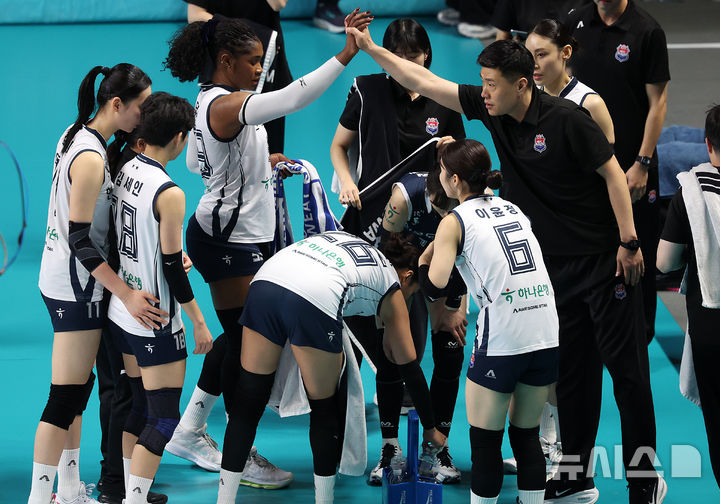 [서울=뉴시스] 이영환 기자 = 5일 오후 서울 중구 장충체육관에서 열린 2025-2026 V-리그 여자부 GS칼텍스와 한국도로공사의 챔피언결정전 3차전, 한국도로공사 김영래 감독대행이 모마를 격려하고 있다. 2026.04.05. 20hwan@newsis.com