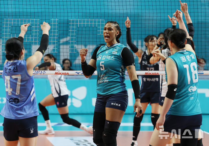 [서울=뉴시스] 이영환 기자 = 5일 오후 서울 중구 장충체육관에서 열린 2025-2026 V-리그 여자부 GS칼텍스와 한국도로공사의 챔피언결정전 3차전, GS 지젤 실바가 득점 후 기뻐하고 있다. 2026.04.05. 20hwan@newsis.com