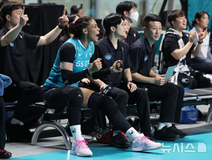 [서울=뉴시스] 이영환 기자 = 5일 오후 서울 중구 장충체육관에서 열린 2025-2026 V-리그 여자부 GS칼텍스와 한국도로공사의 챔피언결정전 3차전, GS 지젤 실바가 벤치에서 경기를 지켜보고 있다. 2026.04.05. 20hwan@newsis.com
