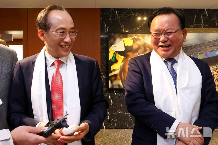 [대구=뉴시스] 이무열 기자 = 대구시장 출마를 선언한 김부겸 전 총리와 추경호 국민의힘 대구시장 경선 후보가 지난 5일 대구 수성구 대구스타디움에서 열린 2026 대구 기독교 부활절 연합예배에서 대화하고 있다. 2026.04.05. lmy@newsis.com