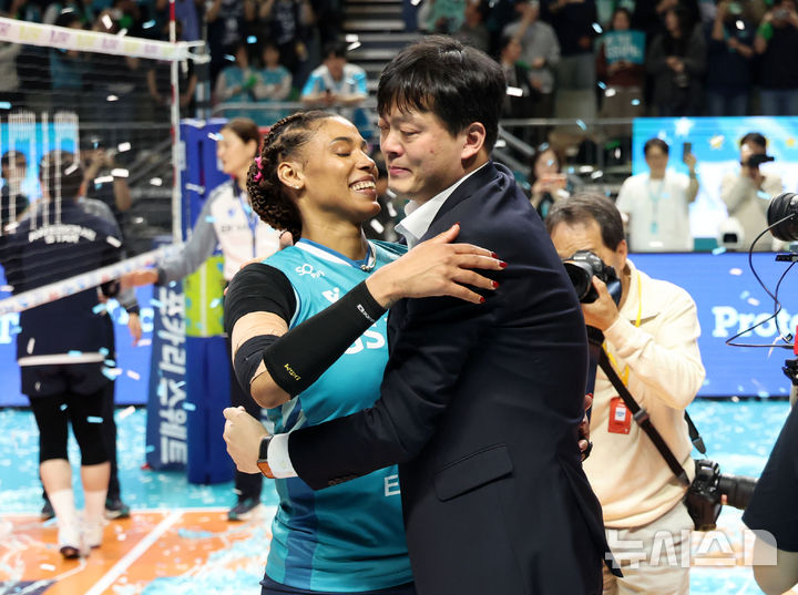 [서울=뉴시스] 이영환[서울=뉴시스] 이영환 기자 = 5일 오후 서울 중구 장충체육관에서 열린 2025-2026 V-리그 여자부 GS칼텍스와 한국도로공사의 챔피언결정전 3차전, 세트스코어 3-1로 승리해 우승을 차지한 GS칼텍스 지젤 실바와 이영택 감독이 포옹하고 있다.  2026.04.05. 20hwan@newsis.com 기자 =