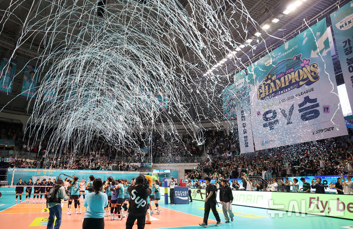 [서울=뉴시스] 이영환 기자 = 5일 오후 서울 중구 장충체육관에서 열린 2025-2026 V-리그 여자부 GS칼텍스와 한국도로공사의 챔피언결정전 3차전, 세트스코어 3-1로 승리해 우승을 차지한 GS칼텍스 선수들이 기뻐하고 있다. 2026.04.05. 20hwan@newsis.com