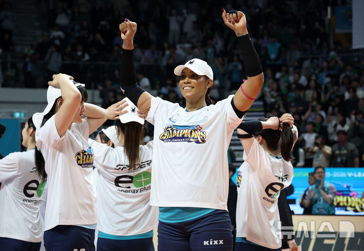 [서울=뉴시스] 이영환 기자 = 5일 오후 서울 중구 장충체육관에서 열린 2025-2026 V-리그 여자부 GS칼텍스와 한국도로공사의 챔피언결정전 3차전, 세트스코어 3-1로 승리해 우승을 차지한 GS칼텍스 지젤 실바가 기뻐하고 있다. 2026.04.05. 20hwan@newsis.com