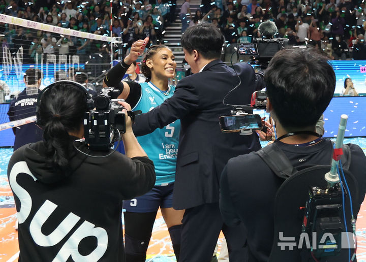 [서울=뉴시스] 이영환[서울=뉴시스] 이영환 기자 = 5일 오후 서울 중구 장충체육관에서 열린 2025-2026 V-리그 여자부 GS칼텍스와 한국도로공사의 챔피언결정전 3차전, 세트스코어 3-1로 승리해 우승을 차지한 GS칼텍스 지젤 실바와 이영택 감독이 포옹하고 있다. 2026.04.05. 20hwan@newsis.com 기자 =