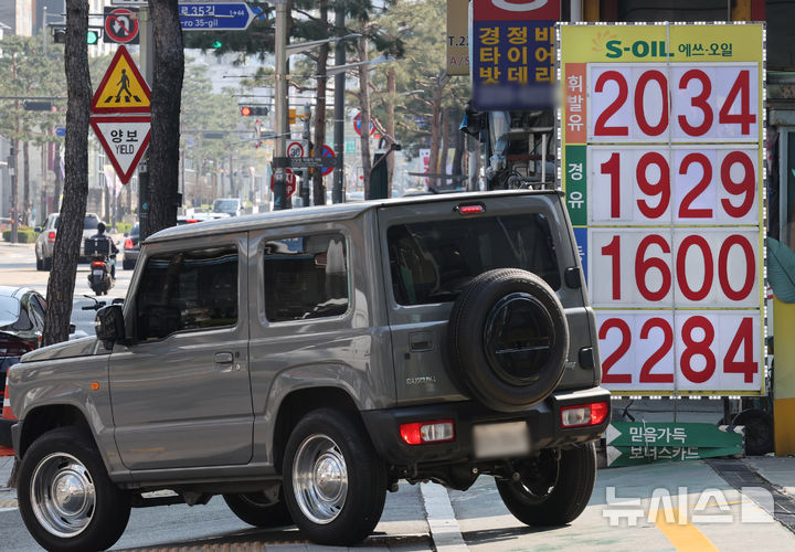 [서울=뉴시스] 배훈식 기자 = 중동 전쟁 여파로 국내 휘발유·경유 가격 상승세가 계속된 5일 오후 서울 중구의 한 주유소 휘발유·경유 가격이 1900원을 넘기고 있다. 오피넷 기준 전국 평균 휘발유 가격은 1948.40원, 경유 1939.13원으로 나타났다. 2026.04.05. dahora83@newsis.com