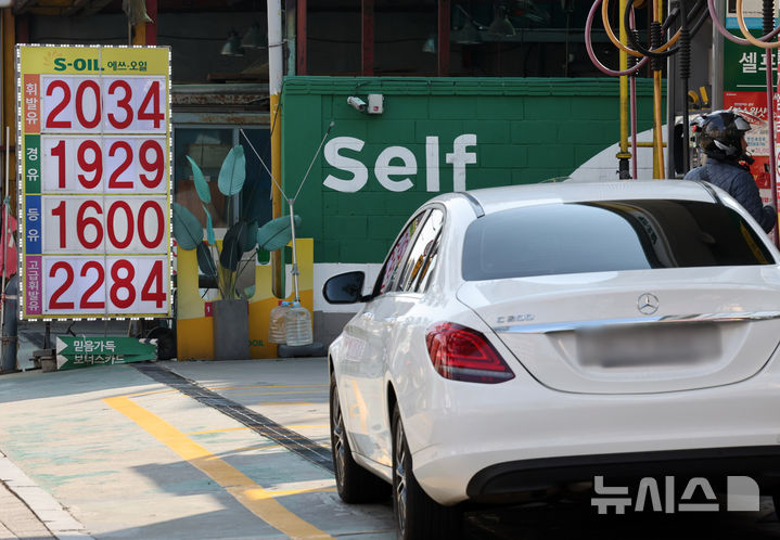 [서울=뉴시스] 배훈식 기자 = 중동 전쟁 여파로 국내 휘발유·경유 가격 상승세가 계속된 5일 오후 서울 중구의 한 주유소 휘발유·경유 가격이 1900원을 넘기고 있다. 오피넷 기준 전국 평균 휘발유 가격은 1948.40원, 경유 1939.13원으로 나타났다. 2026.04.05. dahora83@newsis.com