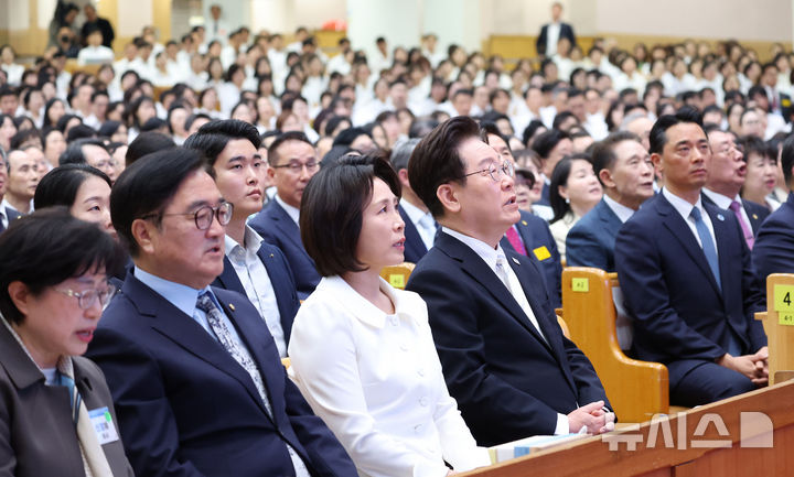 [서울=뉴시스] 고범준 기자 = 이재명 대통령과 김혜경 여사가 5일 서울 영등포구 여의도순복음교회에서 열린 2026 부활절 연합예배에서 찬송가를 부르고 있다. (청와대통신사진기자단) 2026.04.05. bjko@newsis.com