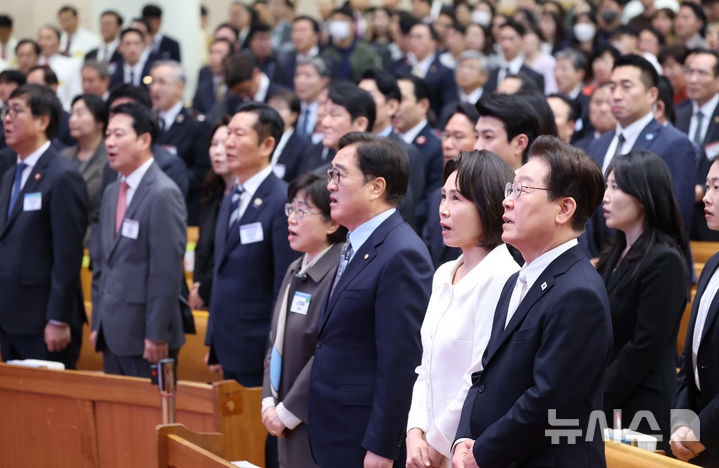 [서울=뉴시스] 고범준 기자 = 이재명 대통령과 김혜경 여사가 5일 서울 영등포구 여의도순복음교회에서 열린 2026 부활절 연합예배에서 찬송가를 부르고 있다. (청와대통신사진기자단) 2026.04.05. bjko@newsis.com
