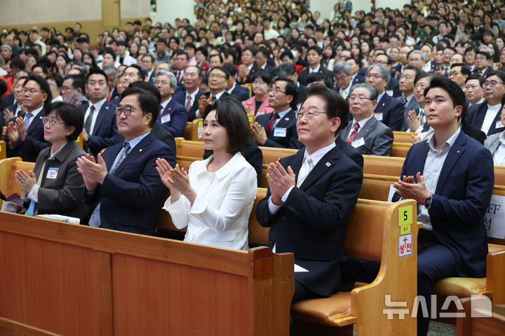 [서울=뉴시스] 고범준 기자 = 이재명 대통령과 김혜경 여사가 5일 서울 영등포구 여의도순복음교회에서 열린 2026 부활절 연합예배에서 박수치고 있다. (청와대통신사진기자단) 2026.04.05. bjko@newsis.com