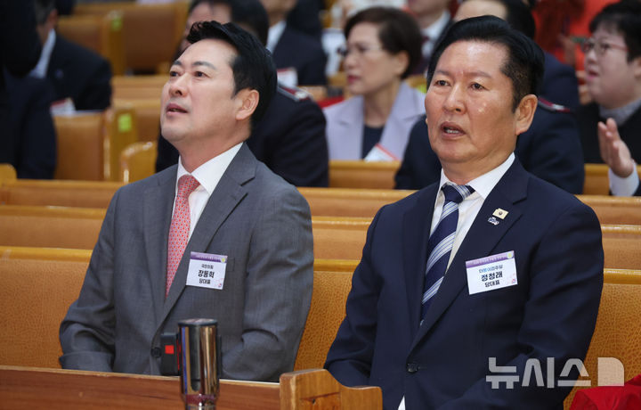 [서울=뉴시스] 고범준 기자 = 정청래 더불어민주당 대표와 장동혁 국민의힘 대표가 5일 서울 영등포구 여의도순복음교회에서 열린 2026 부활절 연합예배에서 찬송가를 부르고 있다. (청와대통신사진기자단) 2026.04.05. bjko@newsis.com