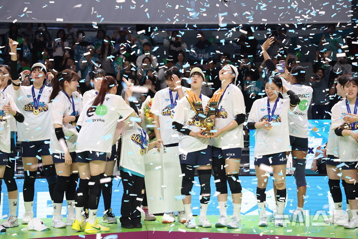 [서울=뉴시스] 이영환 기자 = 5일 오후 서울 중구 장충체육관에서 열린 2025-2026 V-리그 여자부 GS칼텍스와 한국도로공사의 챔피언결정전 3차전, 세트스코어 3-1로 승리해 우승을 차지한 GS칼텍스 선수들이 시상식에서 트로피를 들고 기념촬영하고 있다. 2026.04.05. 20hwan@newsis.com