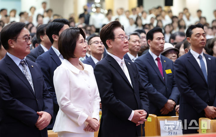 [서울=뉴시스] 고범준 기자 = 이재명 대통령과 김혜경 여사가 5일 서울 영등포구 여의도순복음교회에서 열린 2026 부활절 연합예배에 참석해 자리하고 있다. (청와대통신사진기자단) 2026.04.05. bjko@newsis.com