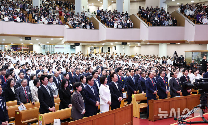 [서울=뉴시스] 고범준 기자 = 이재명 대통령과 김혜경 여사가 5일 서울 영등포구 여의도순복음교회에서 열린 2026 부활절 연합예배에 참석해 자리하고 있다. (청와대통신사진기자단) 2026.04.05. bjko@newsis.com