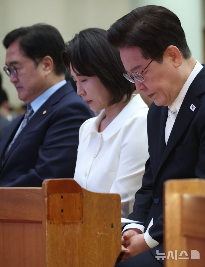 [서울=뉴시스] 고범준 기자 = 이재명 대통령과 김혜경 여사가 5일 서울 영등포구 여의도순복음교회에서 열린 2026 부활절 연합예배에서 기도하고 있다. 왼쪽은 우원식 국회의장. (청와대통신사진기자단) 2026.04.05. bjko@newsis.com