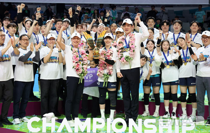 [서울=뉴시스] 이영환 기자 = 5일 오후 서울 중구 장충체육관에서 열린 2025-2026 V-리그 여자부 GS칼텍스와 한국도로공사의 챔피언결정전 3차전, 세트스코어 3-1로 승리해 우승을 차지한 GS칼텍스 이영택(오른쪽부터) 감독, 유서연, 허세홍 구단주가 기념촬영을 하고 있다. 2026.04.05. 20hwan@newsis.com