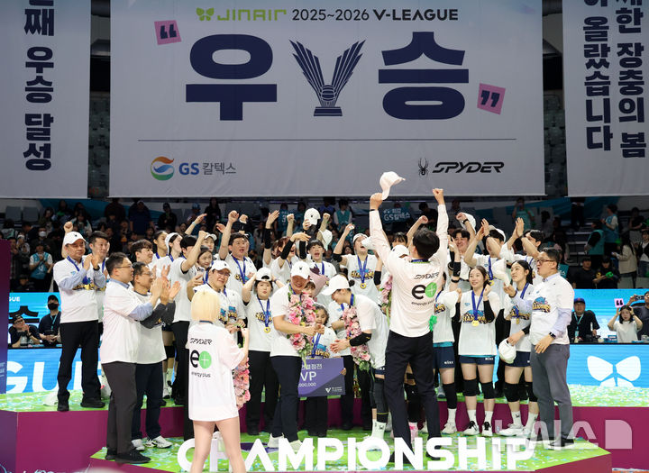 [서울=뉴시스] 이영환 기자 = 5일 오후 서울 중구 장충체육관에서 열린 2025-2026 V-리그 여자부 GS칼텍스와 한국도로공사의 챔피언결정전 3차전, 세트스코어 3-1로 승리해 우승을 차지한 GS칼텍스 유서연이 허세홍 구단주에게 꽃목걸이를 걸어주고 있다. 2026.04.05. 20hwan@newsis.com