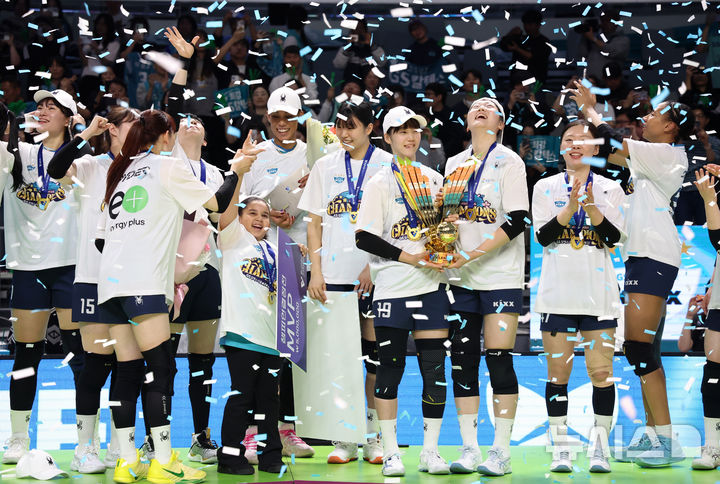 [서울=뉴시스] 이영환 기자 = 5일 오후 서울 중구 장충체육관에서 열린 2025-2026 V-리그 여자부 GS칼텍스와 한국도로공사의 챔피언결정전 3차전, 세트스코어 3-1로 승리해 우승을 차지한 GS칼텍스 선수들이 기뻐하고 있다. 2026.04.05. 20hwan@newsis.com