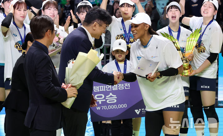 [서울=뉴시스] 이영환 기자 = 조원태 한국배구연맹 총재가 5일 오후 서울 중구 장충체육관에서 열린 2025-2026 V-리그 여자부 GS칼텍스와 한국도로공사의 챔피언결정전 3차전에서 경기 종료 후 MVP를 수상한 지젤 실바에게 트로피를 전하고 있다. 2026.04.05. 20hwan@newsis.com