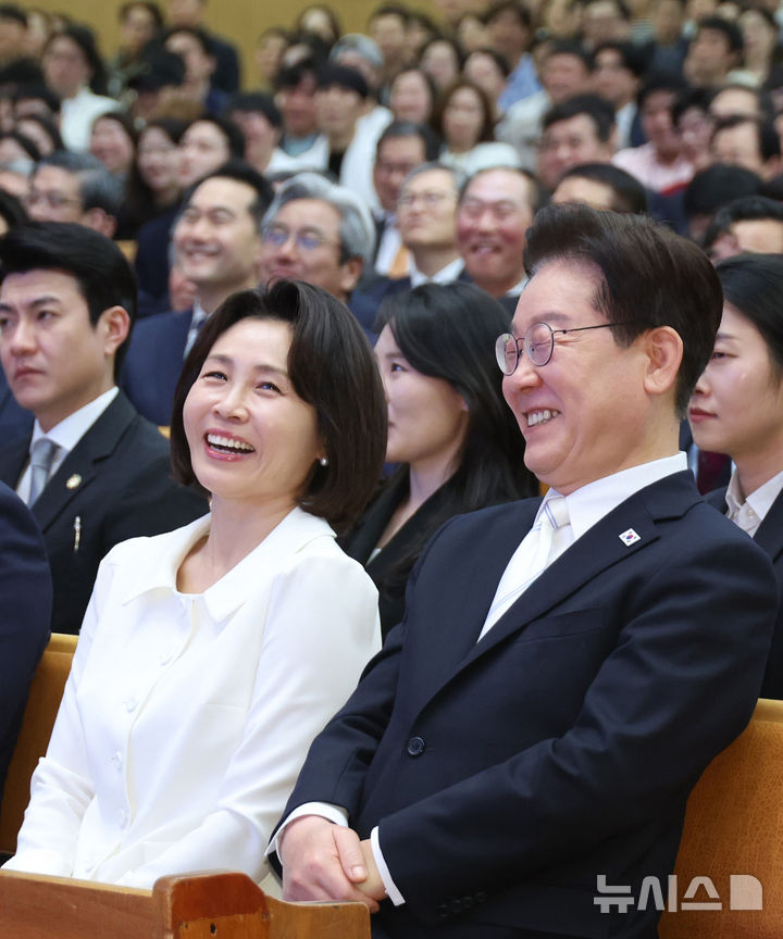 [서울=뉴시스] 고범준 기자 = 이재명 대통령과 김혜경 여사가 5일 서울 영등포구 여의도순복음교회에서 열린 2026 부활절 연합예배에서 환영사를 듣고 있다. (청와대통신사진기자단) 2026.04.05. bjko@newsis.com