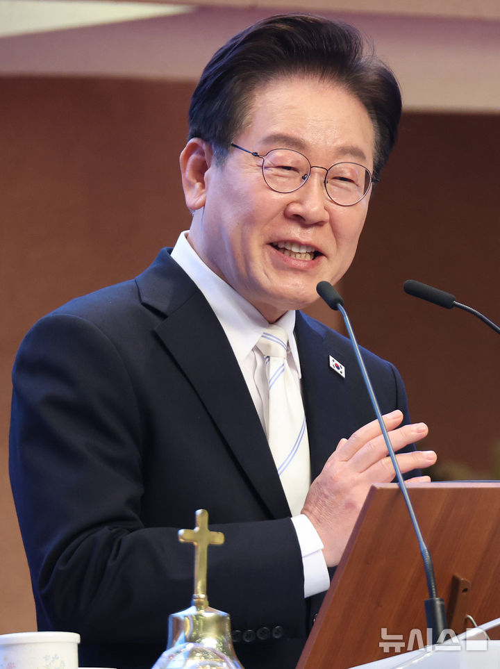 [서울=뉴시스] 고범준 기자 = 이재명 대통령이 5일 서울 영등포구 여의도순복음교회에서 열린 2026 부활절 연합예배에서 축사를 하고 있다. (청와대통신사진기자단) 2026.04.05. bjko@newsis.com