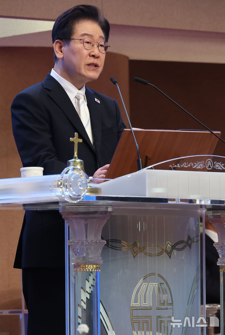 [서울=뉴시스] 고범준 기자 = 이재명 대통령이 5일 서울 영등포구 여의도순복음교회에서 열린 2026 부활절 연합예배에서 축사를 하고 있다. (청와대통신사진기자단) 2026.04.05. bjko@newsis.com