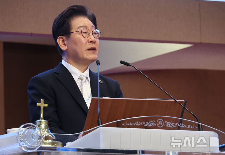 [서울=뉴시스] 고범준 기자 = 이재명 대통령이 5일 서울 영등포구 여의도순복음교회에서 열린 2026 부활절 연합예배에서 축사를 하고 있다. (청와대통신사진기자단) 2026.04.05. bjko@newsis.com