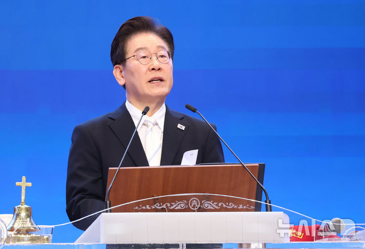 [서울=뉴시스] 고범준 기자 = 이재명 대통령이 5일 서울 영등포구 여의도순복음교회에서 열린 2026 부활절 연합예배에서 축사를 하고 있다. (청와대통신사진기자단) 2026.04.05. bjko@newsis.com