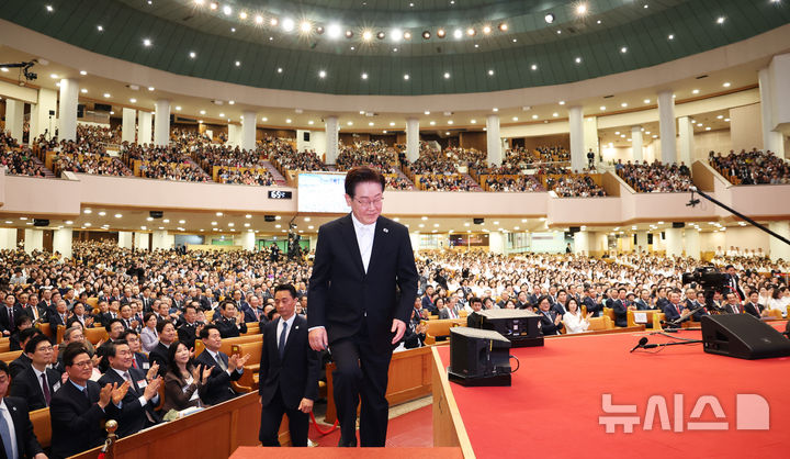 [서울=뉴시스] 고범준 기자 = 이재명 대통령이 5일 서울 영등포구 여의도순복음교회에서 열린 2026 부활절 연합예배에서 축사를 하기 위해 단상에 오르고 있다. (청와대통신사진기자단) 2026.04.05. bjko@newsis.com 