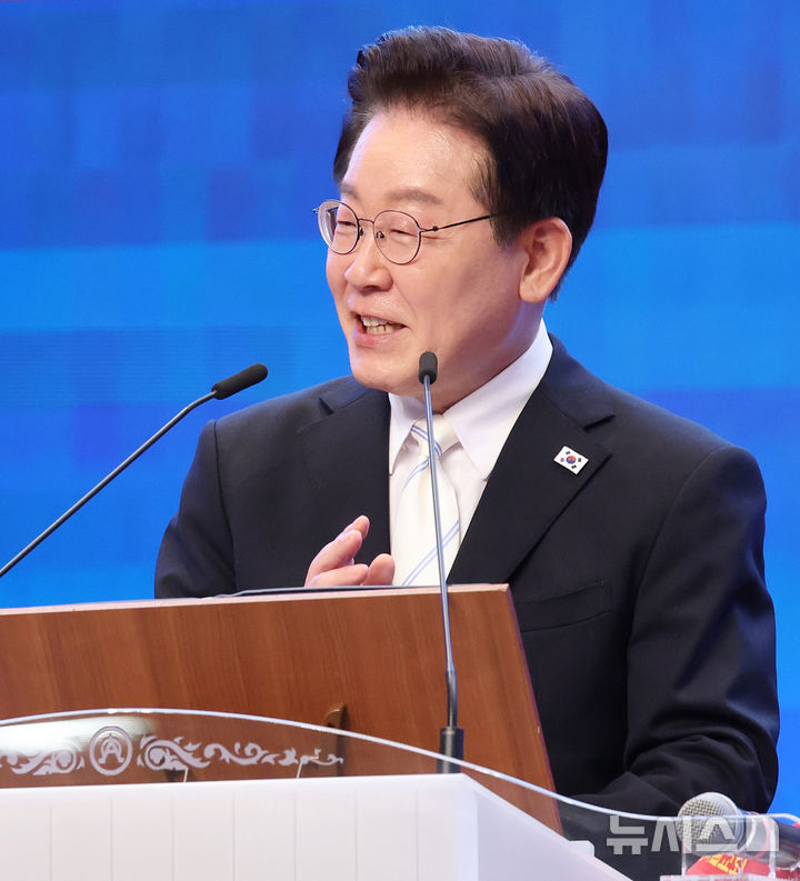 [서울=뉴시스] 고범준 기자 = 이재명 대통령이 5일 서울 영등포구 여의도순복음교회에서 열린 2026 부활절 연합예배에서 축사를 하고 있다. (청와대통신사진기자단) 2026.04.05. bjko@newsis.com