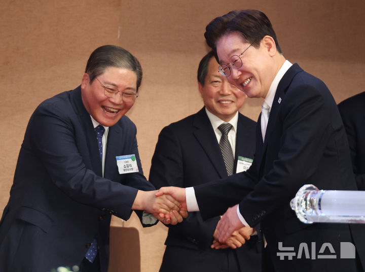 소강석 목사와 악수하는 이재명 대통령(뉴시스)