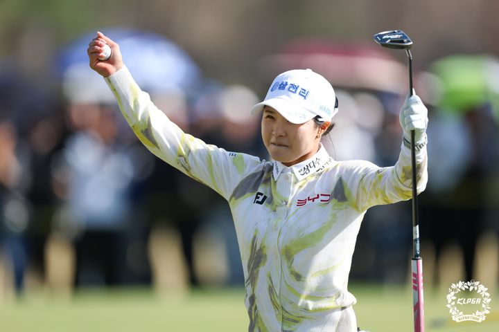 [서울=뉴시스] 홍효식 기자 = 5일 경기 여주에 위치한 더시에나 벨루토CC에서 열린 '더 시에나 오픈 2026' 파이널라운드, 고지원이 우승을 확정지은 뒤 기뻐하고 있다. (사진=KLPGA 제공) 2026.04.05. photo@newsis.com *재판매 및 DB 금지