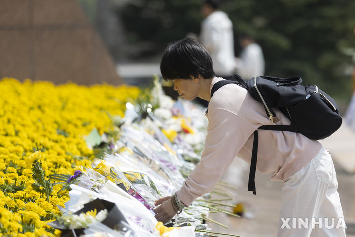 [상하이=신화/뉴시스] 지난 5일(현지시각) 중국 청명절을 맞아 한 시민이 묘소를 찾았다. 최근 중국에서는 2년 동안 남의 묘를 잘못 돌본 사연이 알려져 화제가 됐다. 2026.04.17.