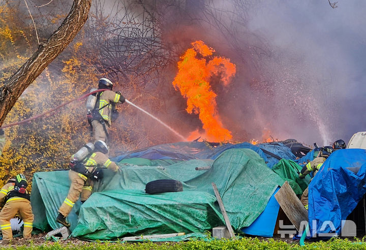 [서울=뉴시스] 김태겸 기자 = 5일 오후 서울 송파구 잠실한강공원 잠실안내센터 인근에서 화재가 발생해 소방대원들이 진압하고 있다. 2026.04.05. patk21@newsis.com