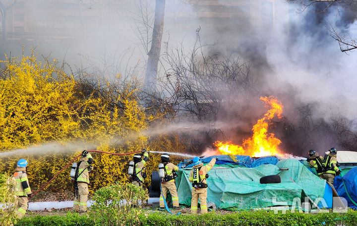 [서울=뉴시스] 김태겸 기자 = 5일 오후 서울 송파구 잠실한강공원 잠실안내센터 인근에서 화재가 발생해 소방대원들이 진압하고 있다. 2026.04.05. patk21@newsis.com