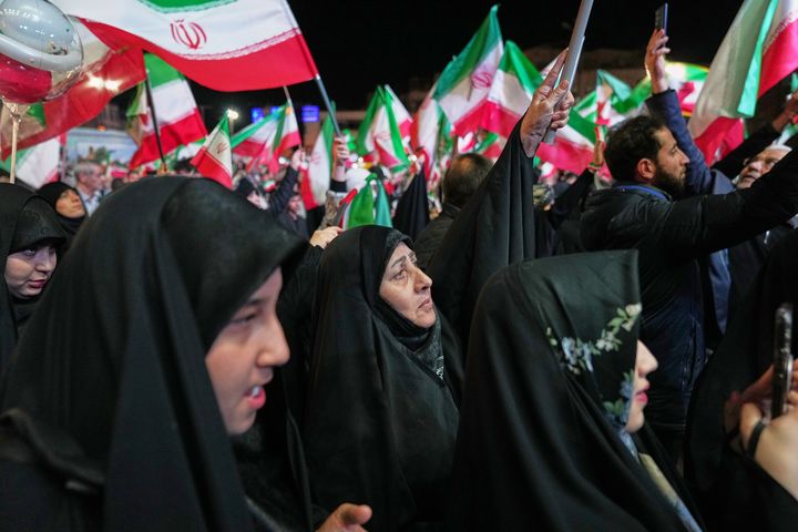 [테헤란=AP/뉴시스] 5일(현지 시간) 이란 테헤란의 한 광장에서 열린 친정부 집회 참석자들이 이란 국기를 흔들고 있다. 2026.04.06.