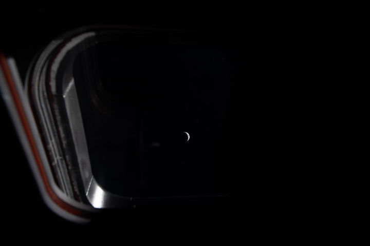 [워싱턴=AP/뉴시스] 미항공우주국(NASA)이 5일(현지 시간) 제공한 사진에, 아르테미스 II 임무 수행 중인 오리온 우주선 창문을 통해 지구의 모습이 관측되고 있다. 2026.04.06.