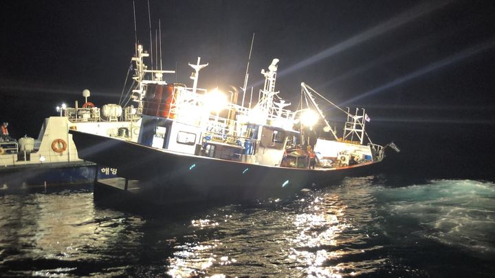 [강릉=뉴시스] 5일 강릉 주문진 앞 바다에서 기관 침수로 운항이 불가한 어선을 강릉해경이 선원 구조작업에 나서고 있다. (사진=강릉해경 제공) 2026.04.06. photo@newsis.com&nbsp; *재판매 및 DB 금지