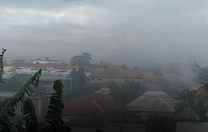 발리 내 쓰레기 매립지가 포화 상태에 이르자 정부가 쓰레기 수거를 사실상 중단하면서, 현지 주민들이 집 마당이나 공터에서 쓰레기를 직접 태우기 시작했다. 사진 SNS 캡처 *재판매 및 DB 금지