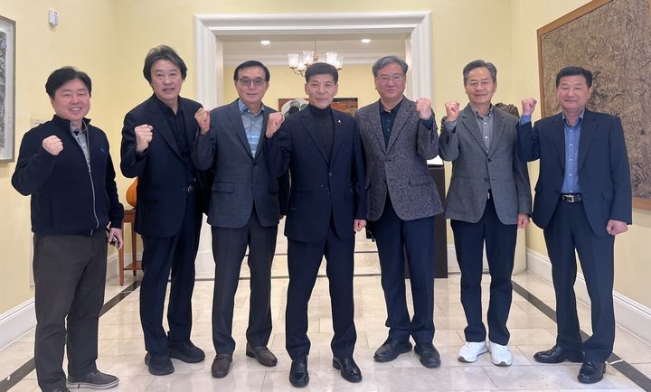 [화성=뉴시스] 박태경 화성시장 국민의힘 예비후보(사진 가운데)가 4일 공약기회단과 기념촬영을 하고 있다. (사진=박태경 예비후보 제공) 2026.04.06. photo@newsis.com&nbsp; *재판매 및 DB 금지